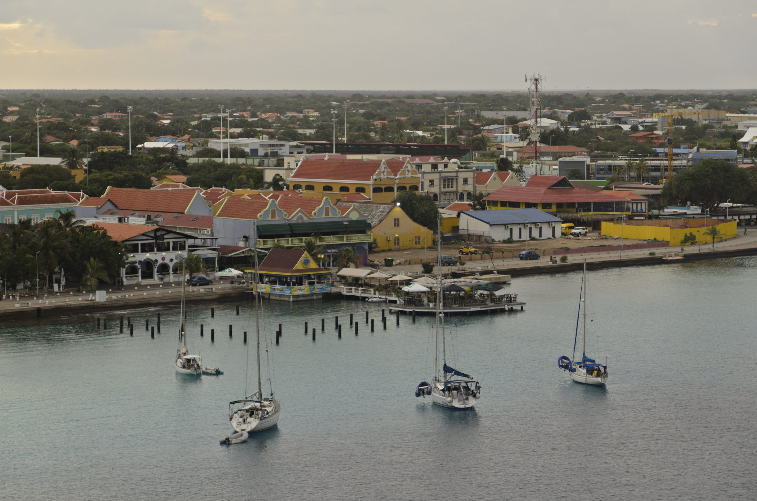 Küste und Hafen von Kralendijk auf Bonaire