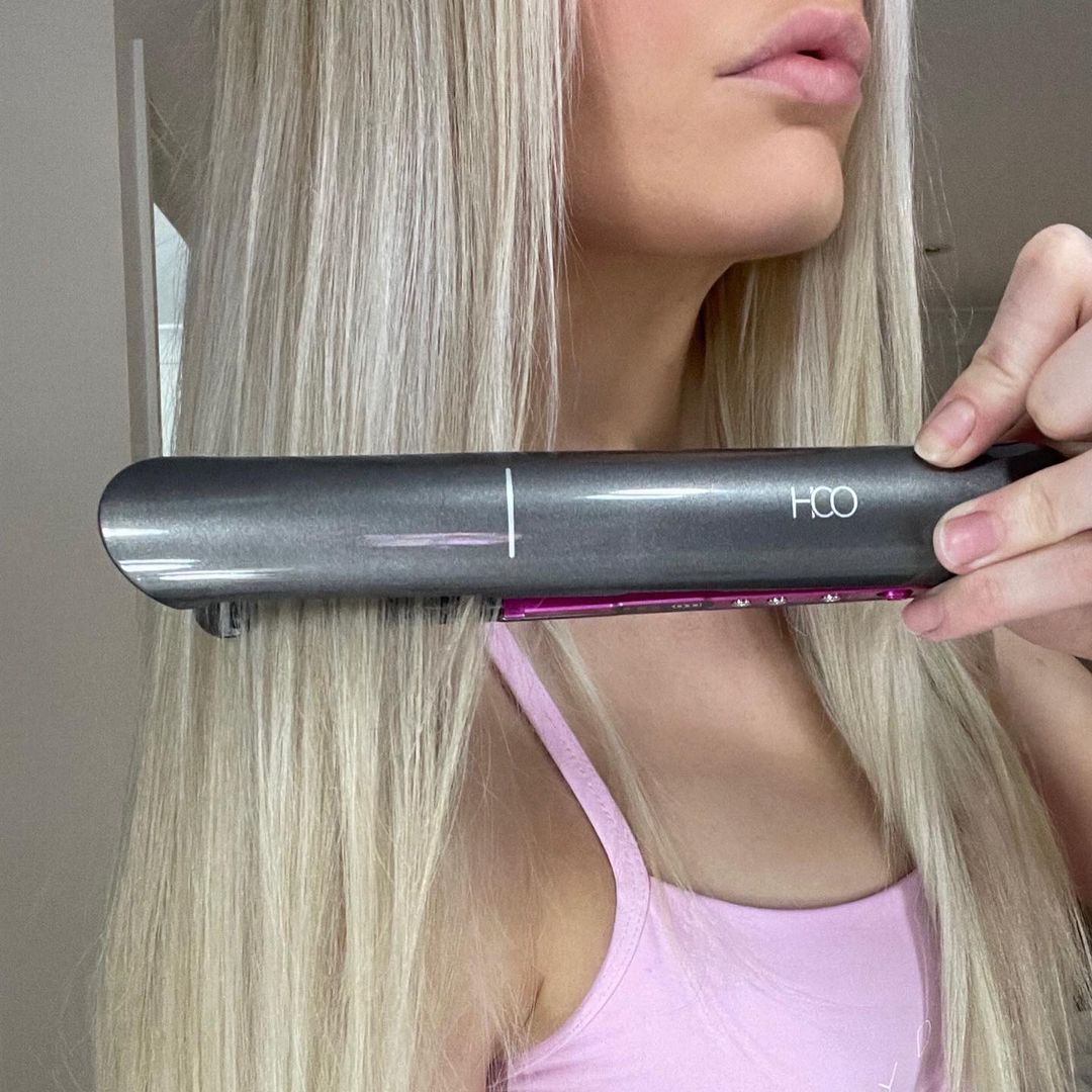 Glätteisen beim Stylen der Haare