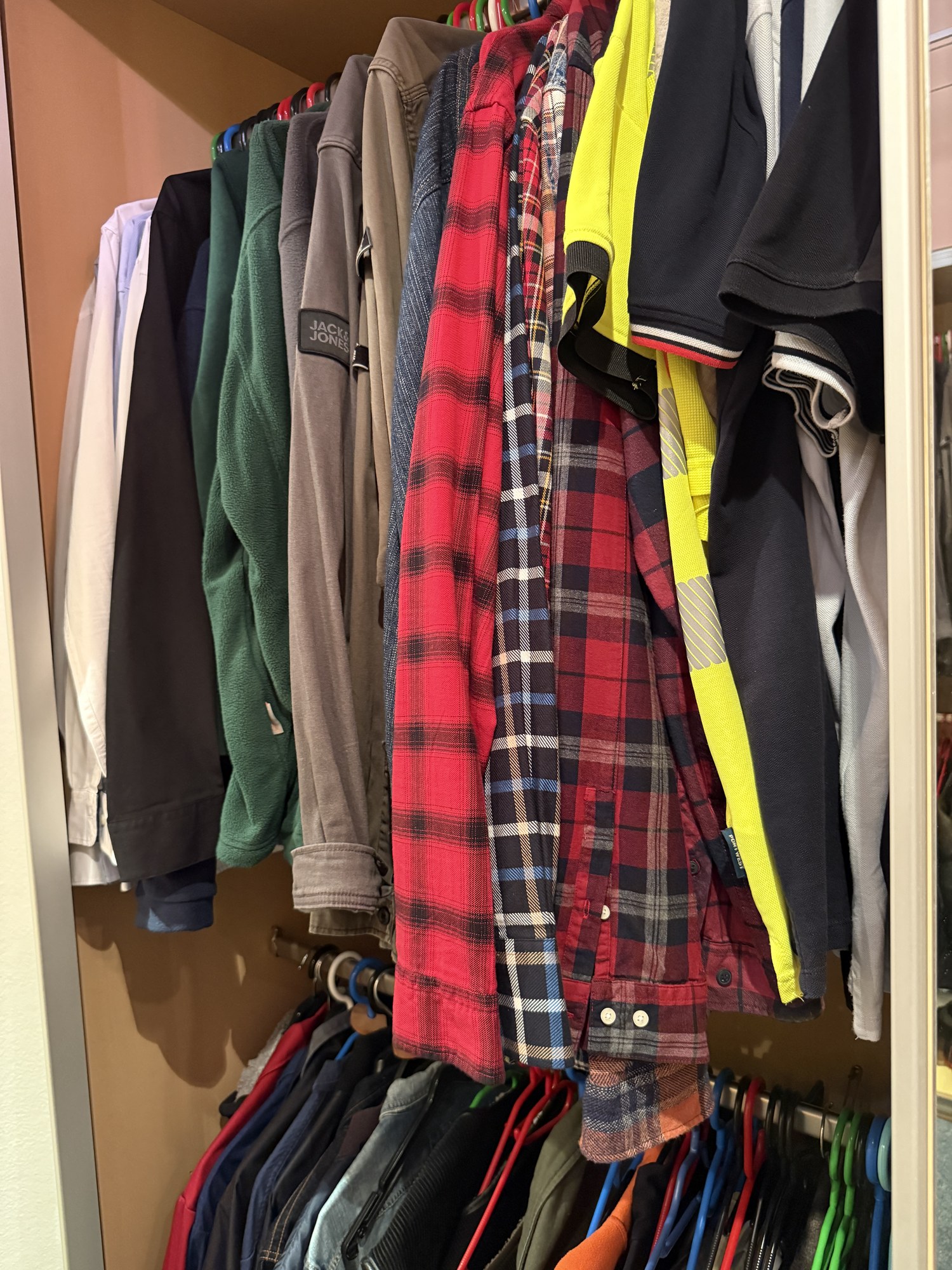 Auswahl unterschiedlicher Kleidungsstücke für die Kreuzfahrt-Packliste