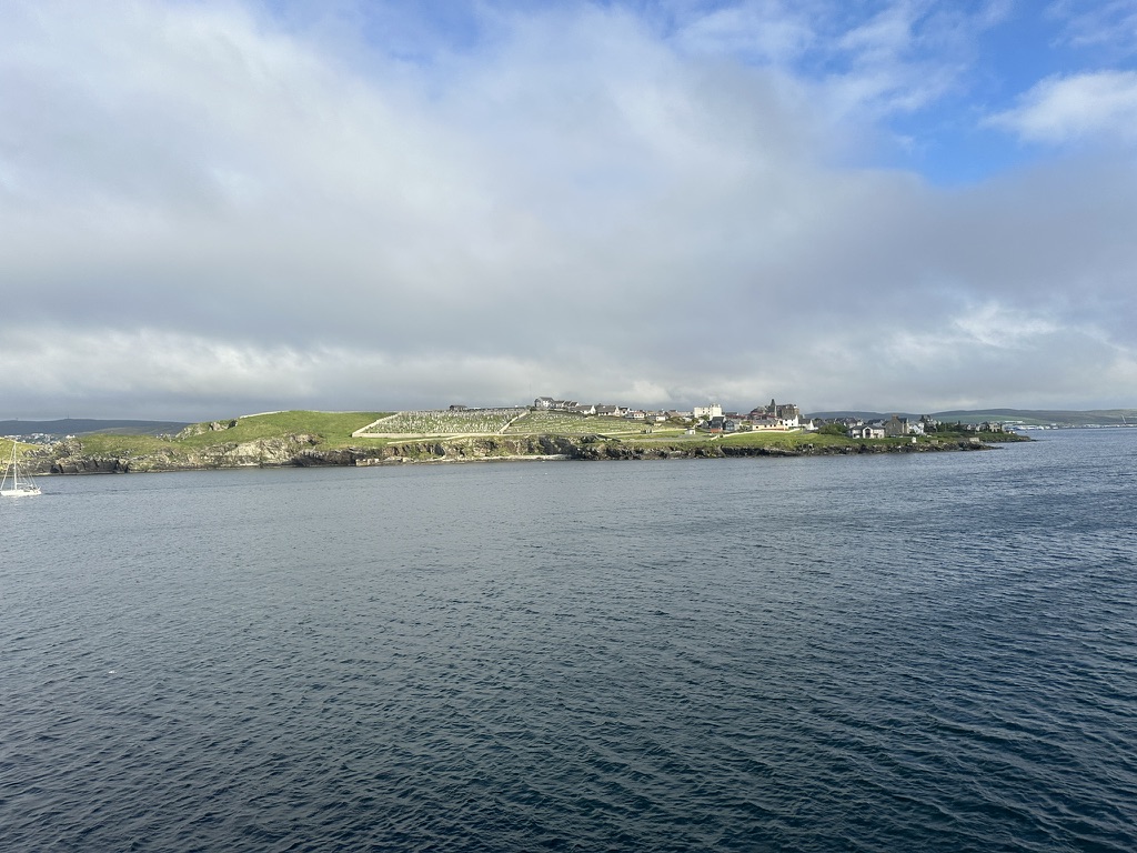 Ruhiger Blick vom Kreuzfahrtschiff über das Meer zum Horizont