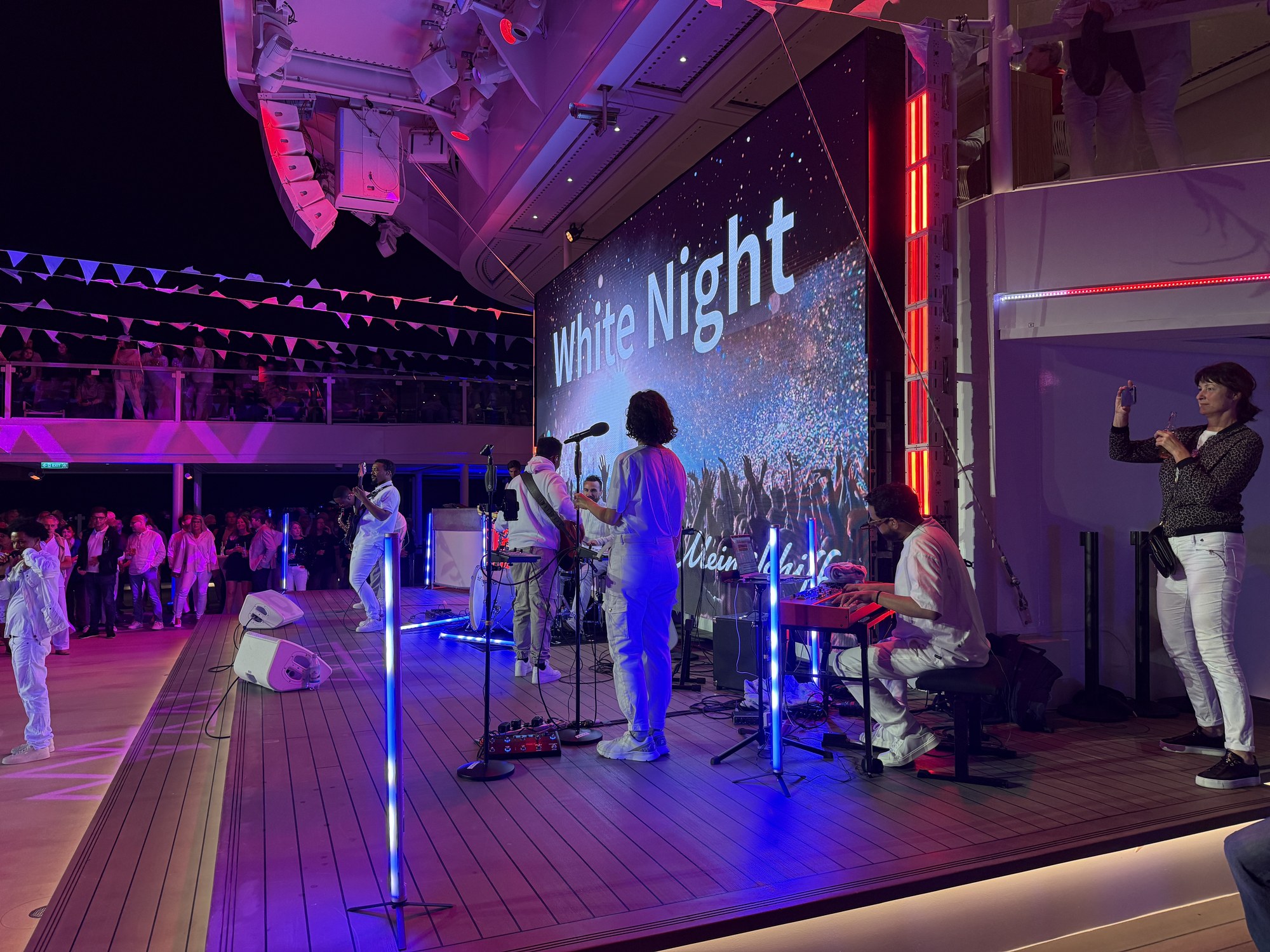 White Night mit Livemusik an Bord eines Kreuzfahrtschiffes