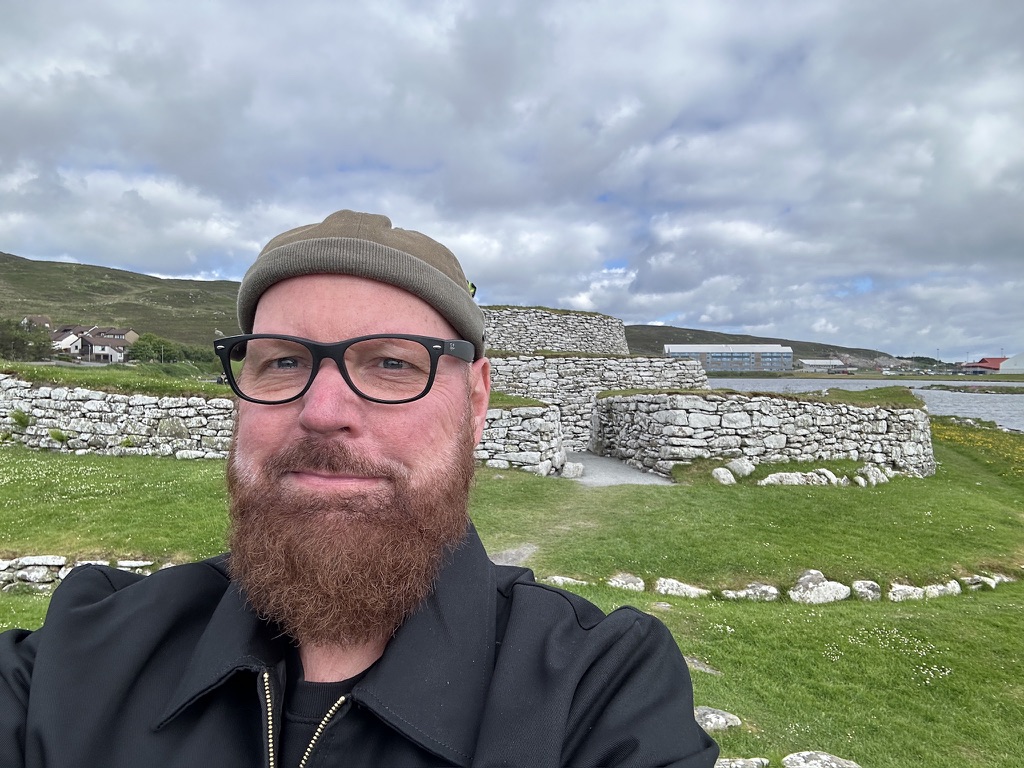 Hans-Mario Praetor vor einer historischen Steinmauer auf Shetland
