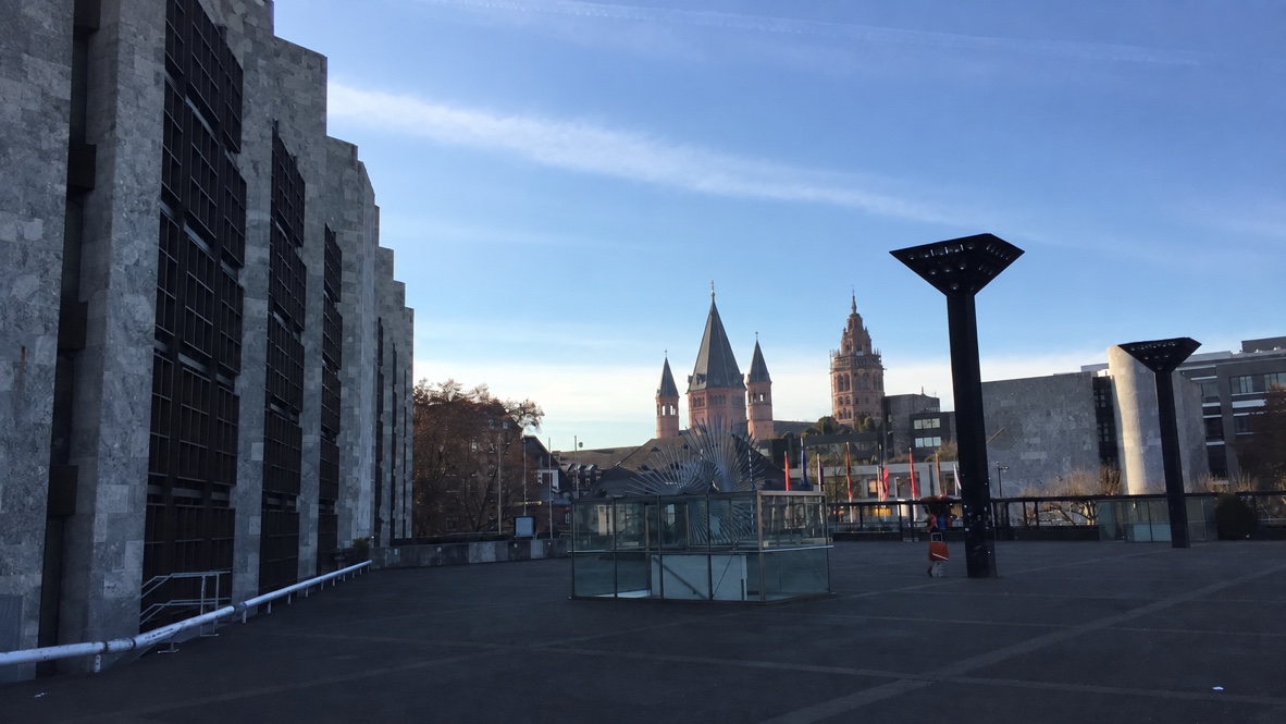 Blick zwischen moderner Mainzer Architektur auf den Dom