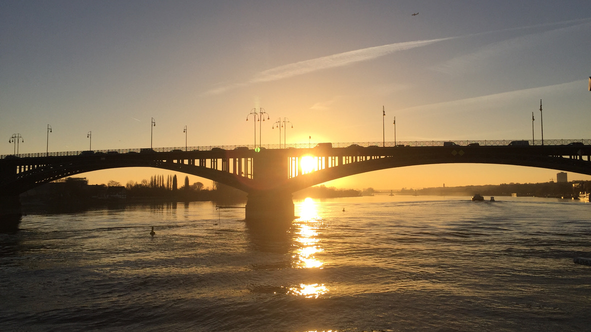 Theodor-Heuss-Brücke über dem Rhein bei Sonnenaufgang