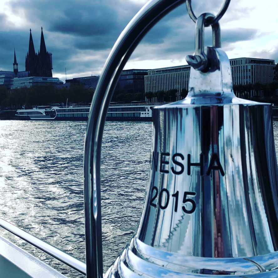 Schiffsglocke der MS Anesha mit dem Kölner Dom