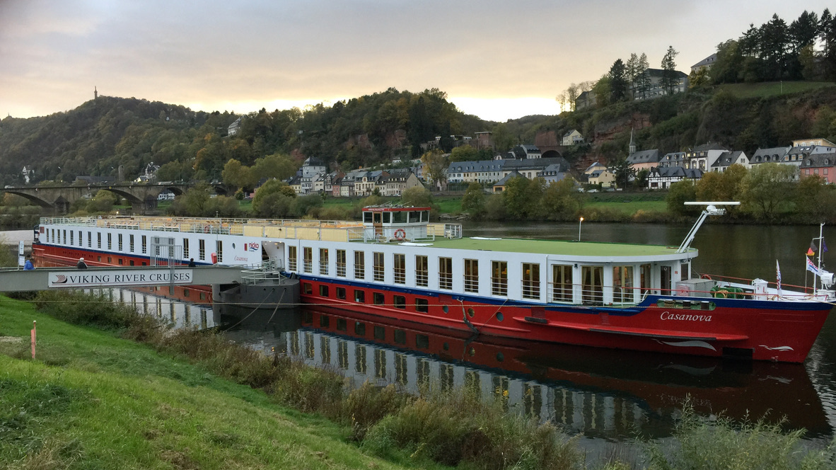 Flusskreuzfahrtschiff MS Casanova in herbstlicher Flusslandschaft