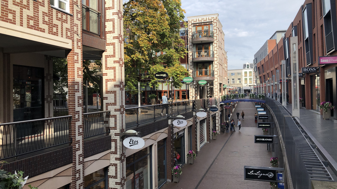 Zweigeschossige Marikenstraat mit Geschäften in Nijmegen