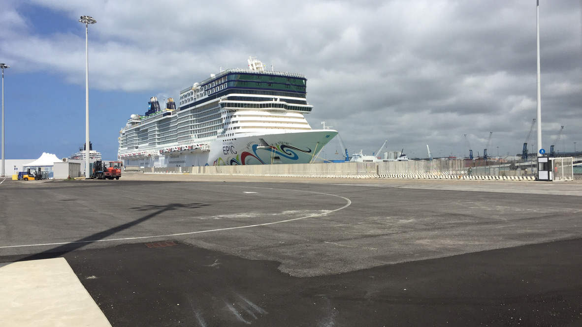 Norwegian Epic vollständig am Kreuzfahrtkai