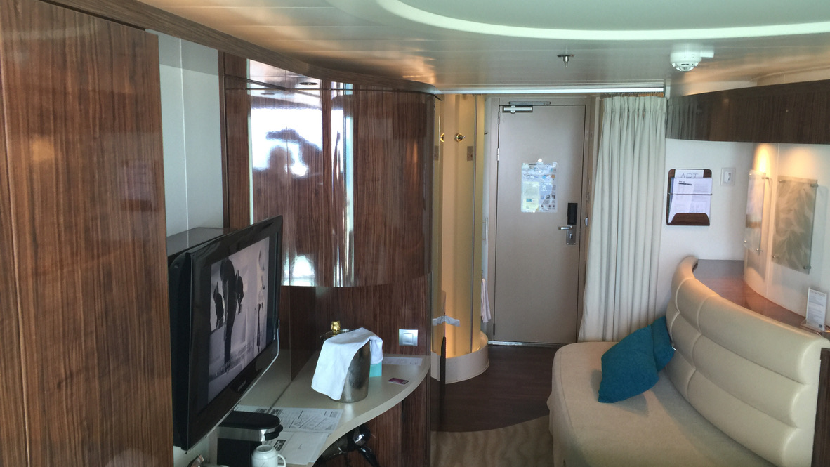 Offener Wasch- und Duschbereich einer Balkonkabine der Norwegian Epic