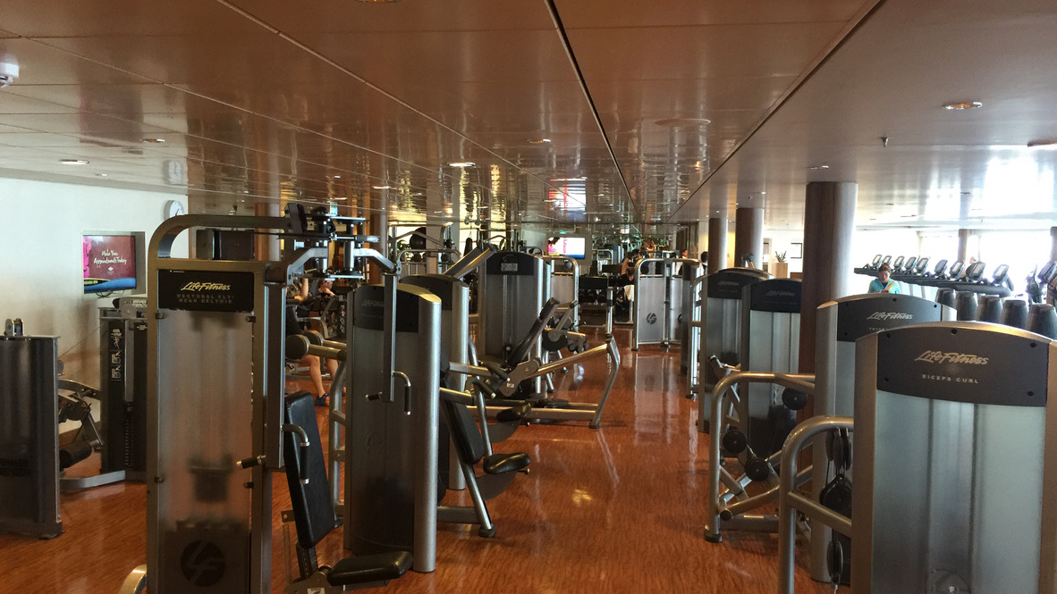 Fitnessstudio mit Kraftgeräten auf der Norwegian Epic