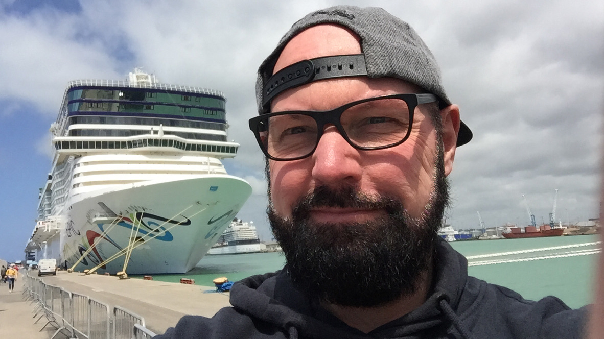 Hans-Mario Praetor vor der Norwegian Epic