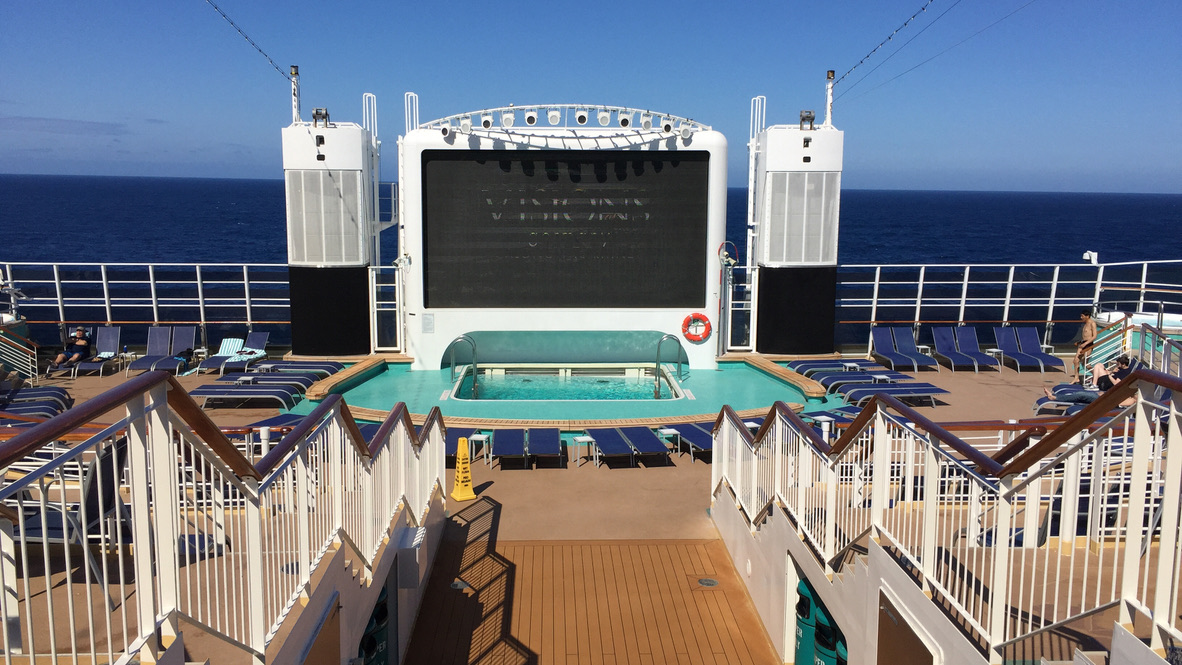 Poolbereich mit großer Leinwand auf der Norwegian Epic