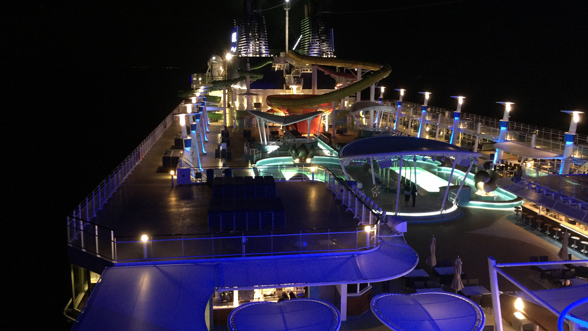 Beleuchtetes Pooldeck der Norwegian Epic bei Nacht