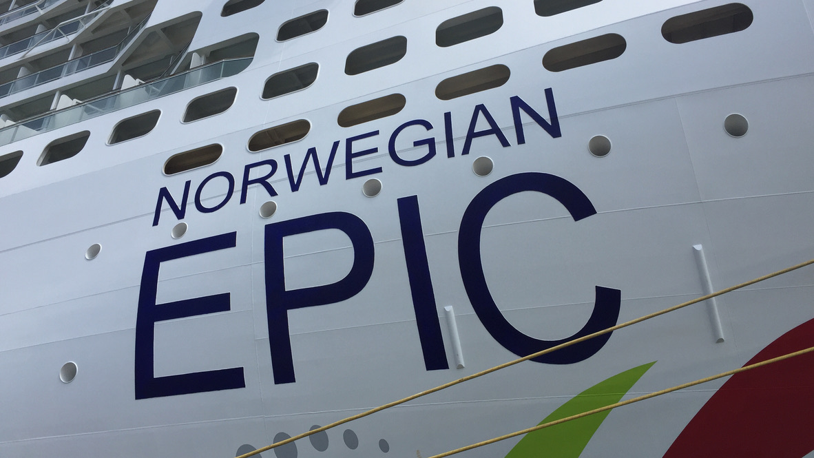 Schriftzug Norwegian Epic am Schiffsrumpf