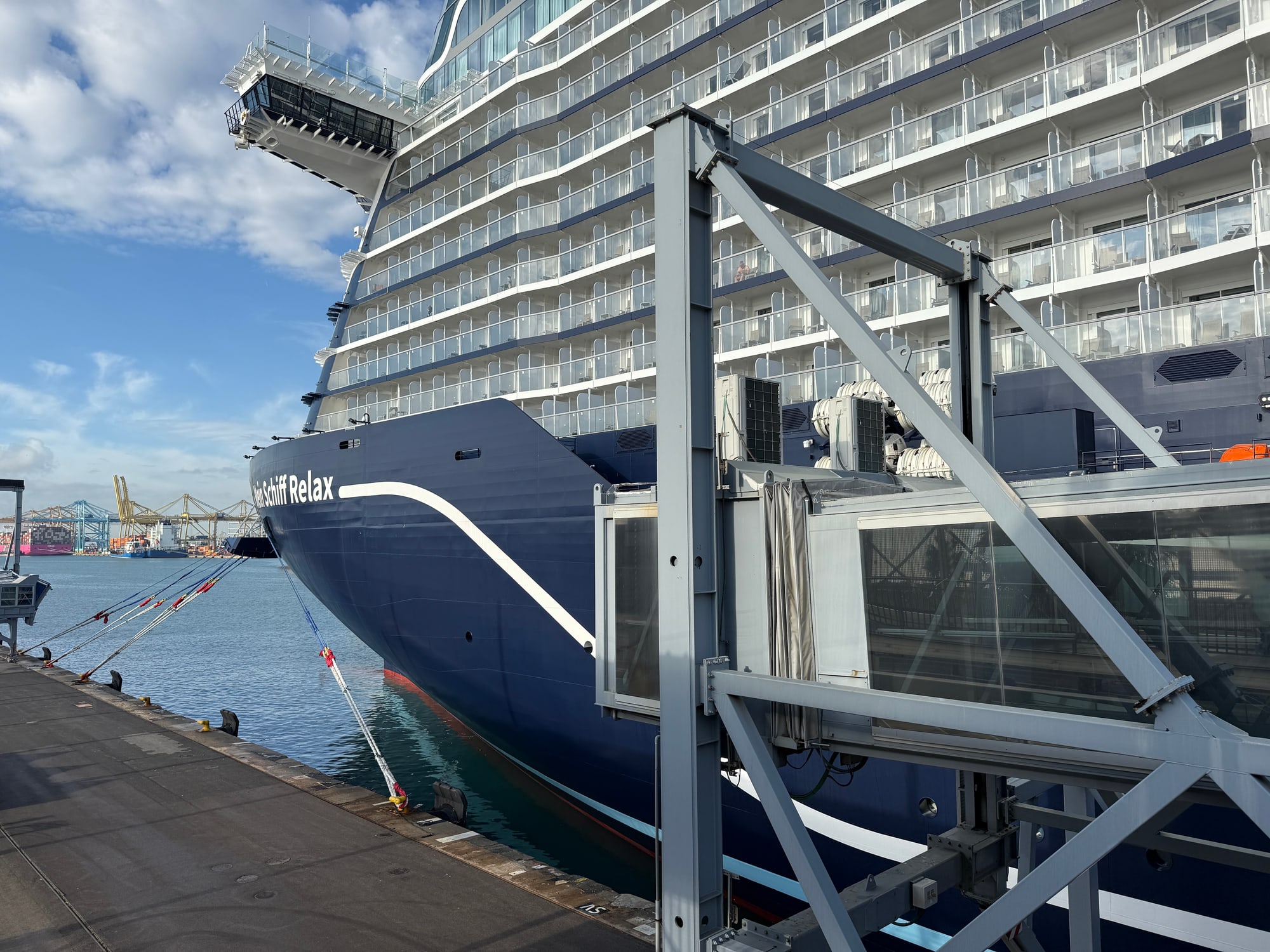Mein Schiff Relax am Terminal vor der Einschiffung
