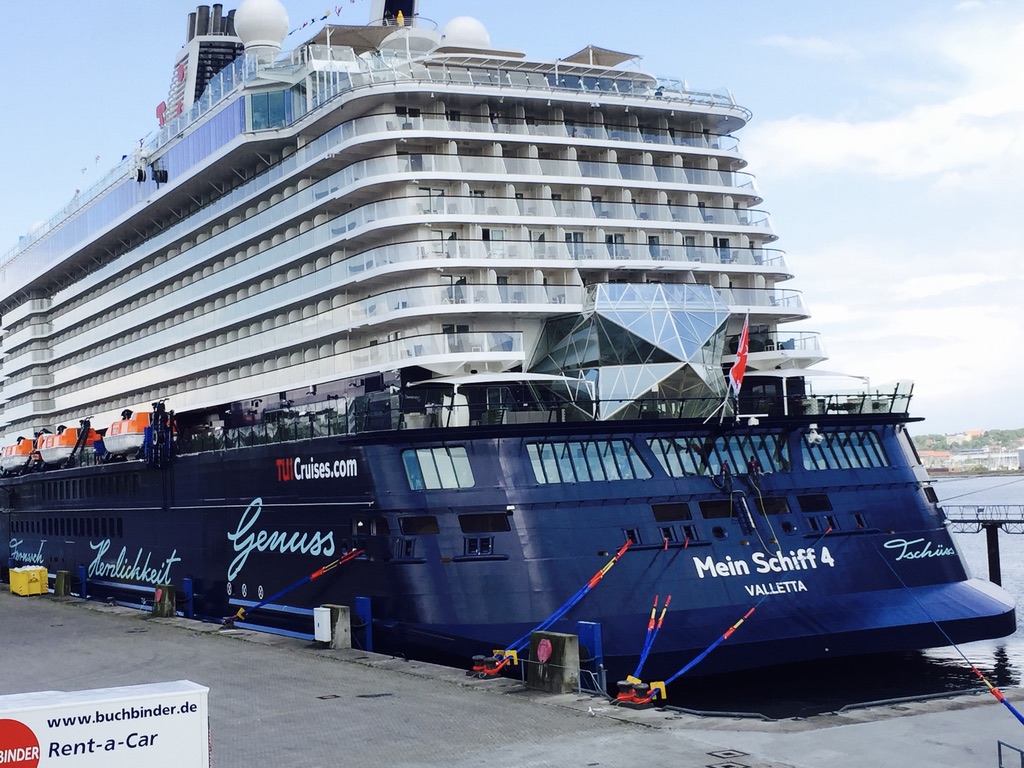 Mein Schiff 4 am Kai vor der Einschiffung