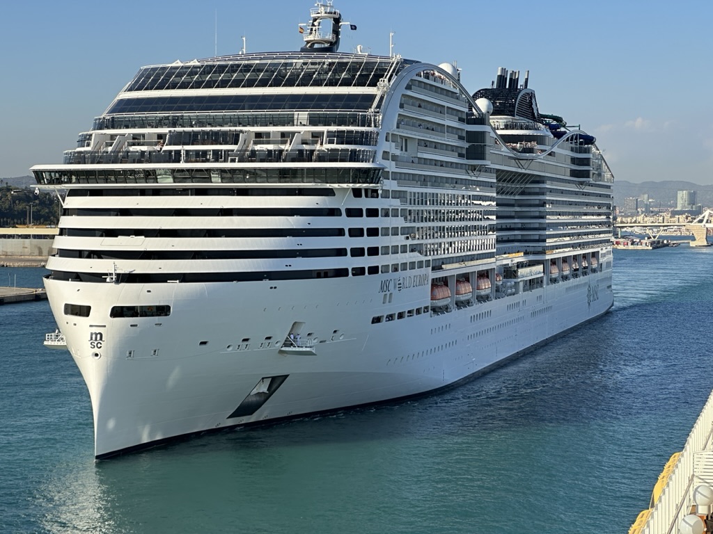 MSC World Europa am Liegeplatz im Hafen von Barcelona