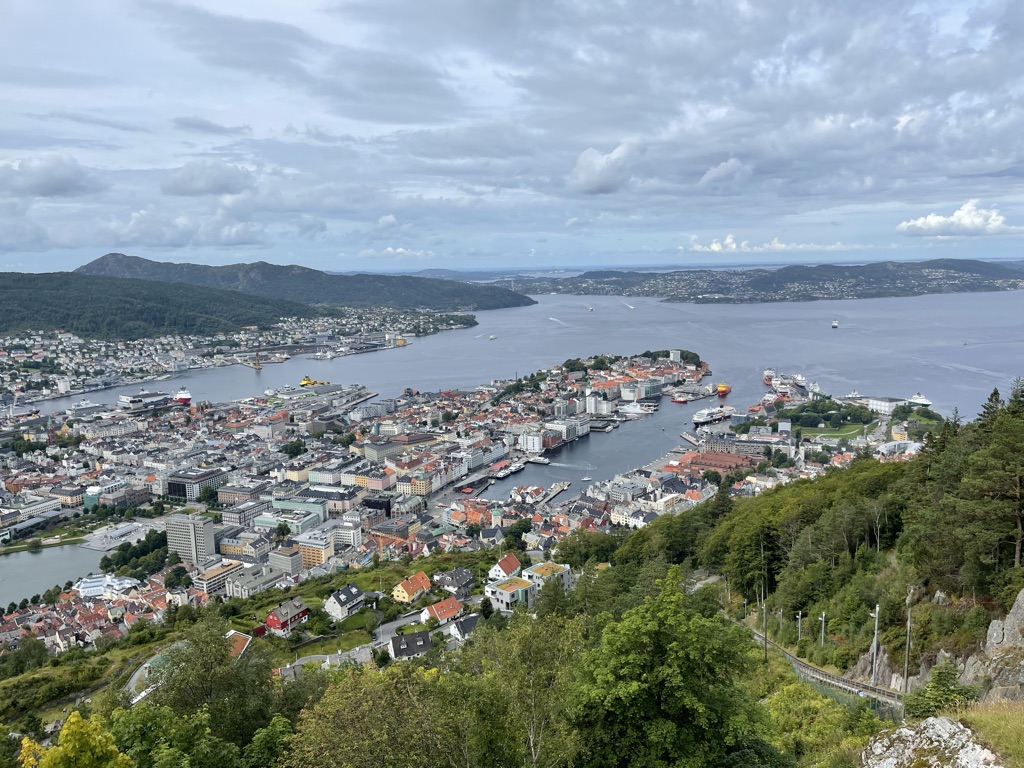 Panoramablick über Bergen, den Hafen und die umliegenden Hügel