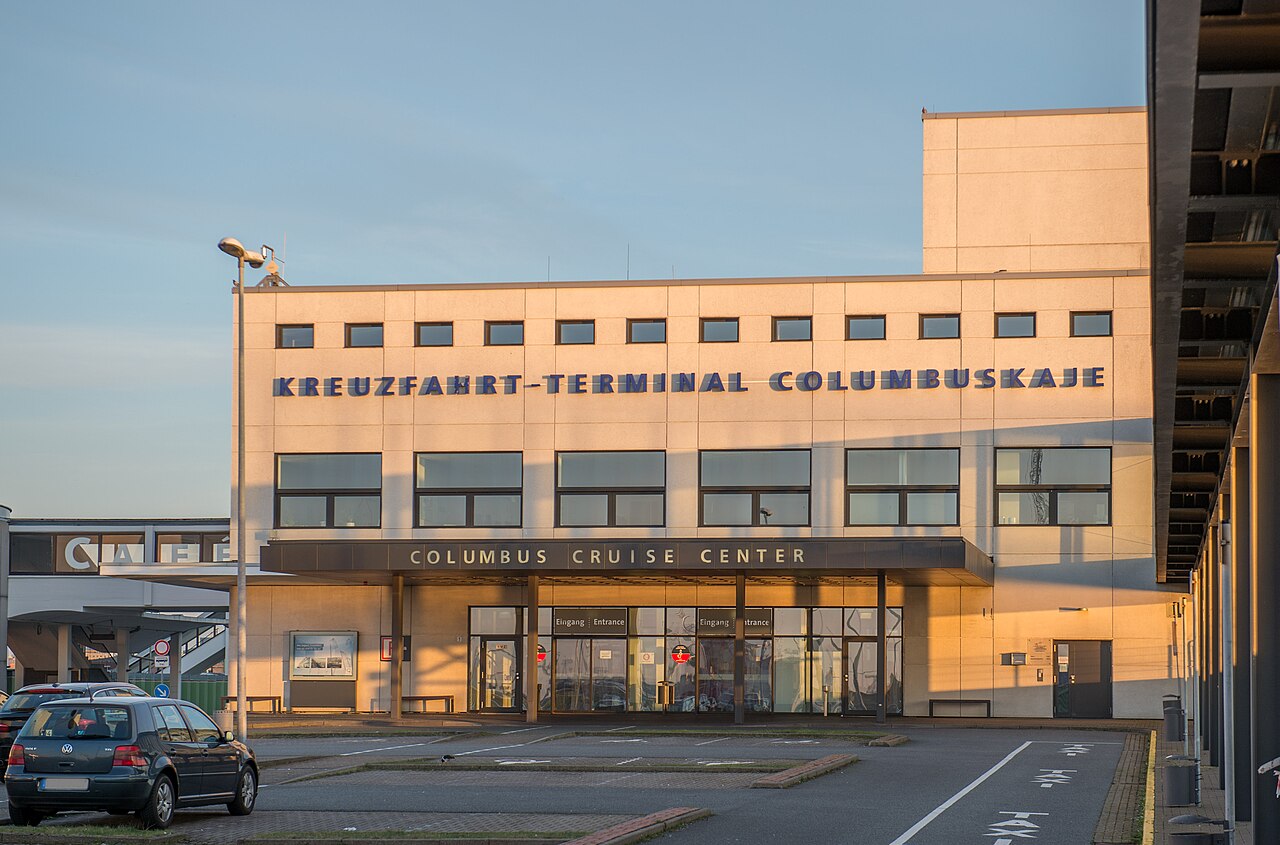 Kreuzfahrtterminal an der Columbuskaje in Bremerhaven mit dem Schriftzug am Eingangsgebäude
