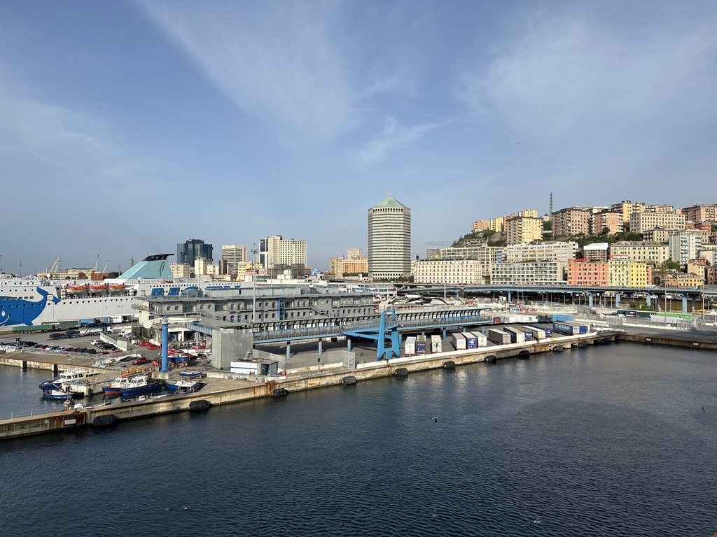 Passagierterminal im Hafen von Genua mit Stadtbebauung im Hintergrund