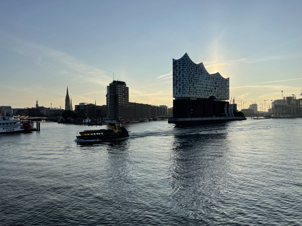 Elbphilharmonie und Hafenfähre auf der Elbe in Hamburg