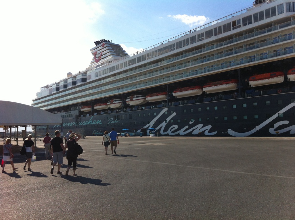 Kreuzfahrtschiff am Kai von Heraklion mit Gästen auf dem Weg zum Schiff
