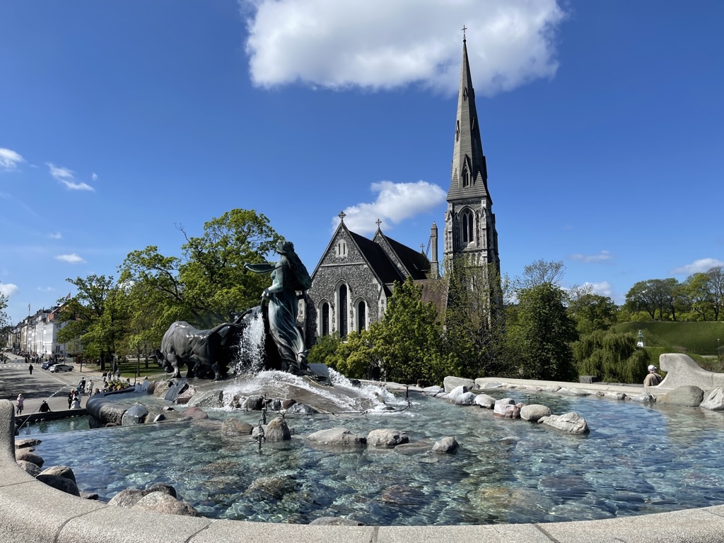 Gefionbrunnen und St.-Alban-Kirche in Kopenhagen bei blauem Himmel