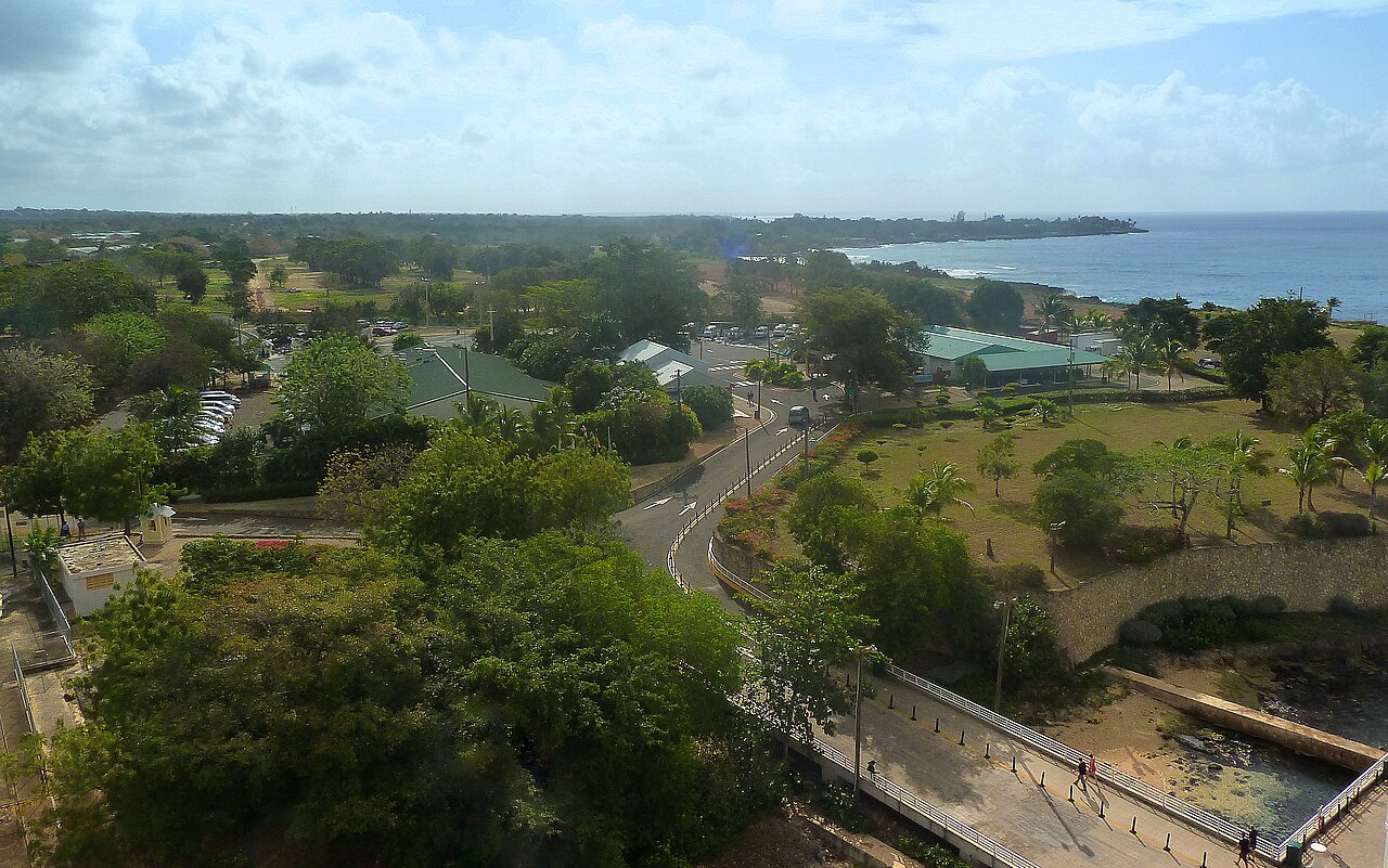 Terminalgelände in La Romana mit Palmen, Zufahrt und Meer im Hintergrund