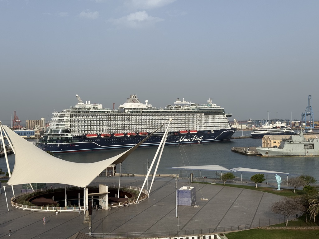 Kreuzfahrtschiff im Hafen von Las Palmas mit Hafenvorplatz im Vordergrund