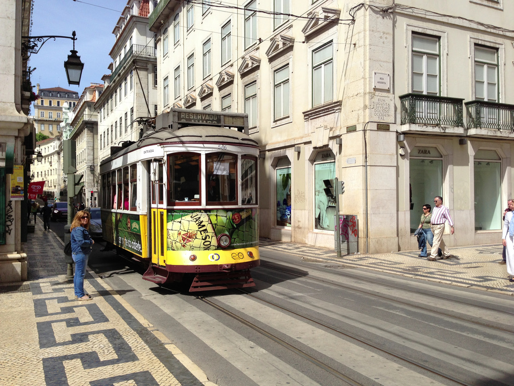 Historische Straßenbahn in einer Straße der Altstadt von Lissabon