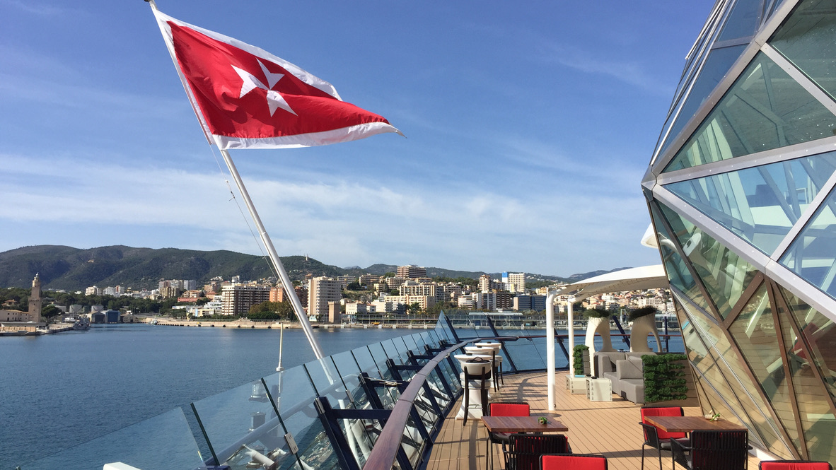 Blick vom Schiffsdeck auf die Uferbebauung am Hafen von Palma de Mallorca