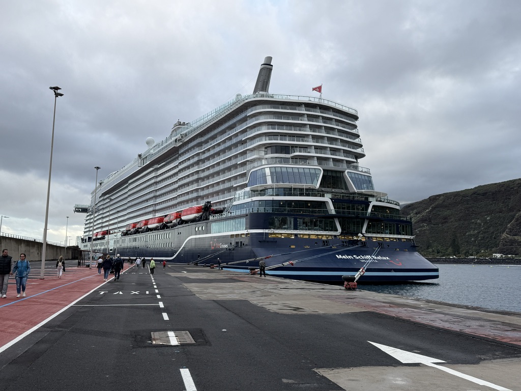 Kreuzfahrtschiff am Kai von Santa Cruz de Tenerife mit Fußweg entlang des Liegeplatzes