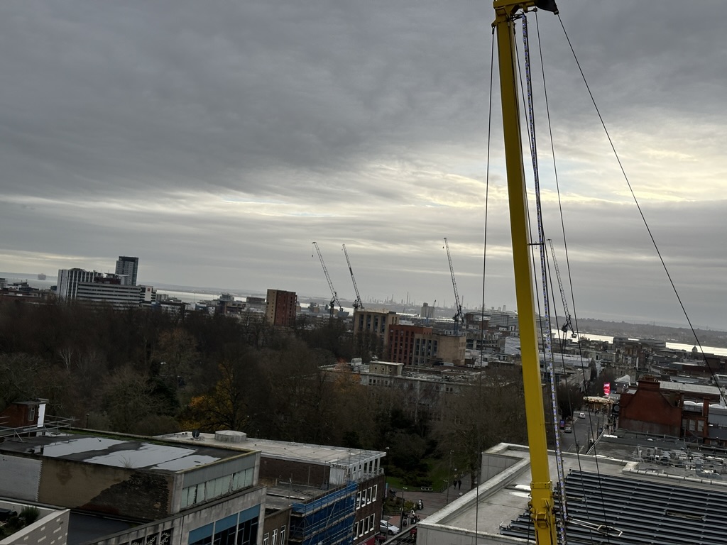 Blick über Southampton mit Park, Gebäuden und einem Baukran