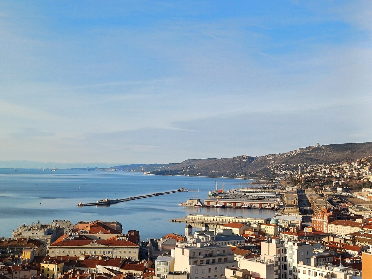 Blick über Triest und die Hafenbucht vom Castello di San Giusto