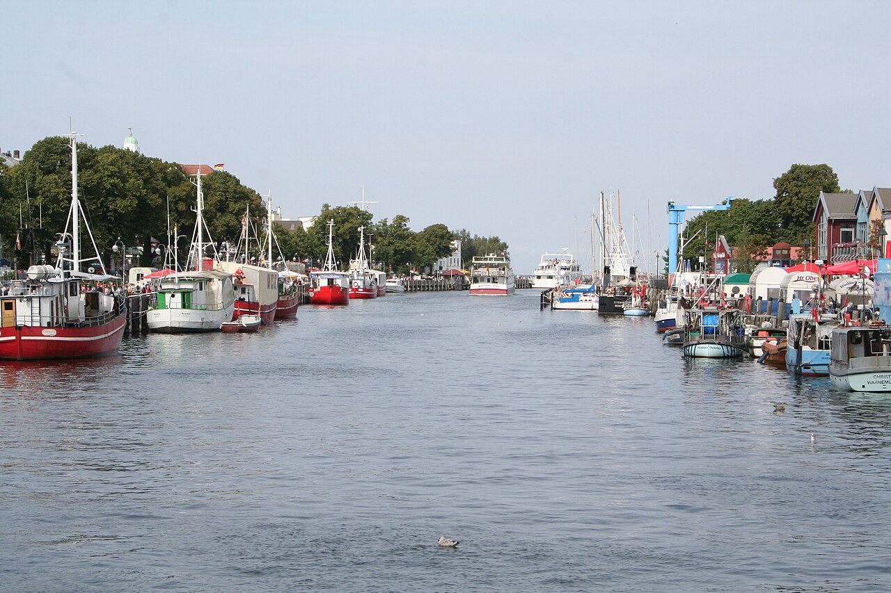 Boote und Häuser am Alten Strom in Warnemünde