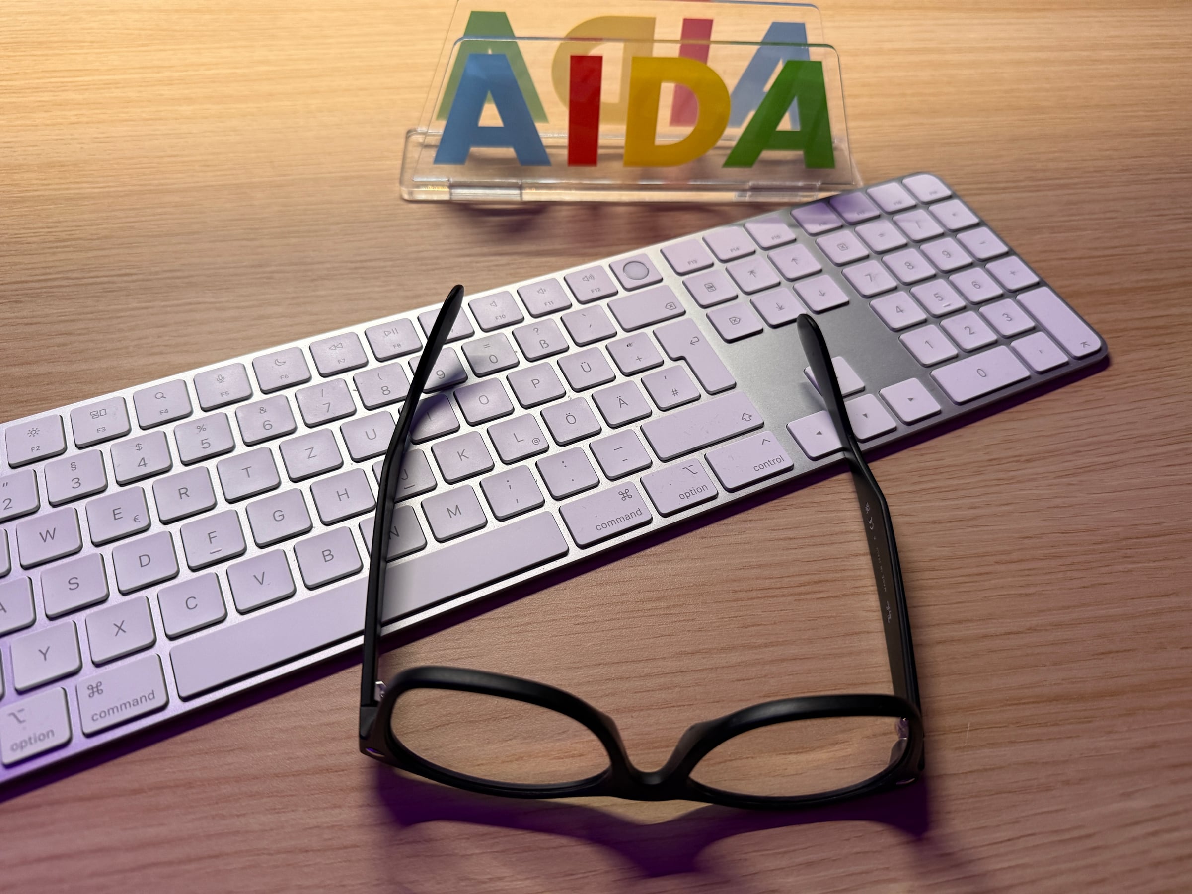 Tastatur und Brille im Reisecenter als Symbol für die persönliche Begleitung nach der Buchung