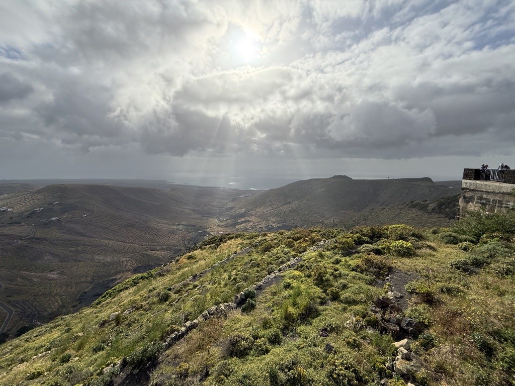 Weite Vulkanlandschaft mit Meerblick als Motiv für die Routenplanung