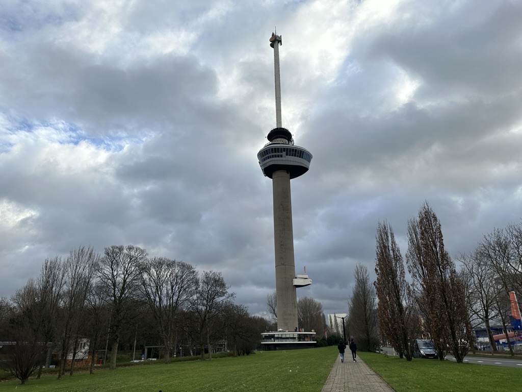 Euromast in Rotterdam unter bewölktem Himmel