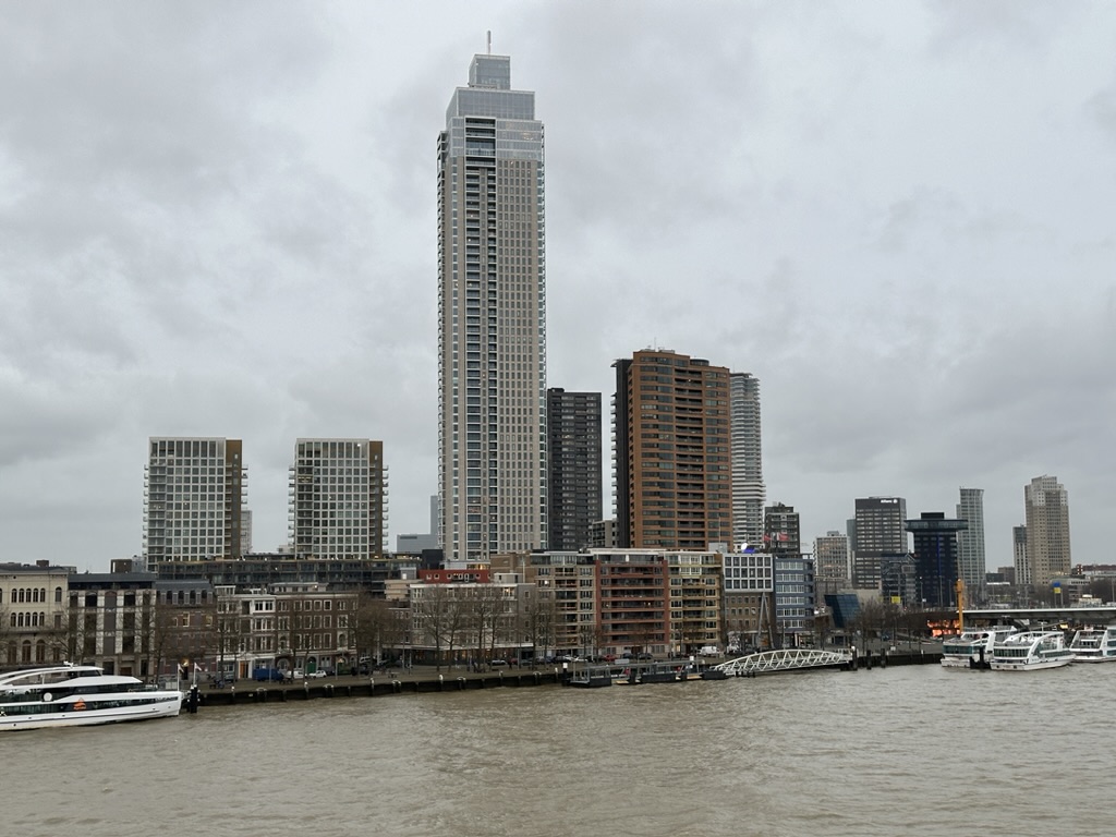 Rotterdamer Skyline und Flussanleger an der Nieuwe Maas