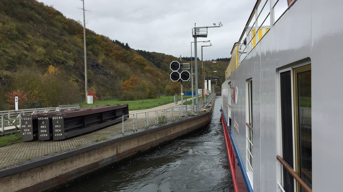 Flussschiff während der Durchfahrt durch eine Schleuse auf der Mosel