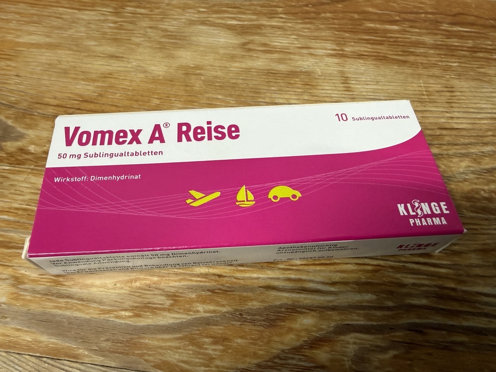 Beispielpackung eines Mittels gegen Reiseübelkeit mit dem Wirkstoff Dimenhydrinat