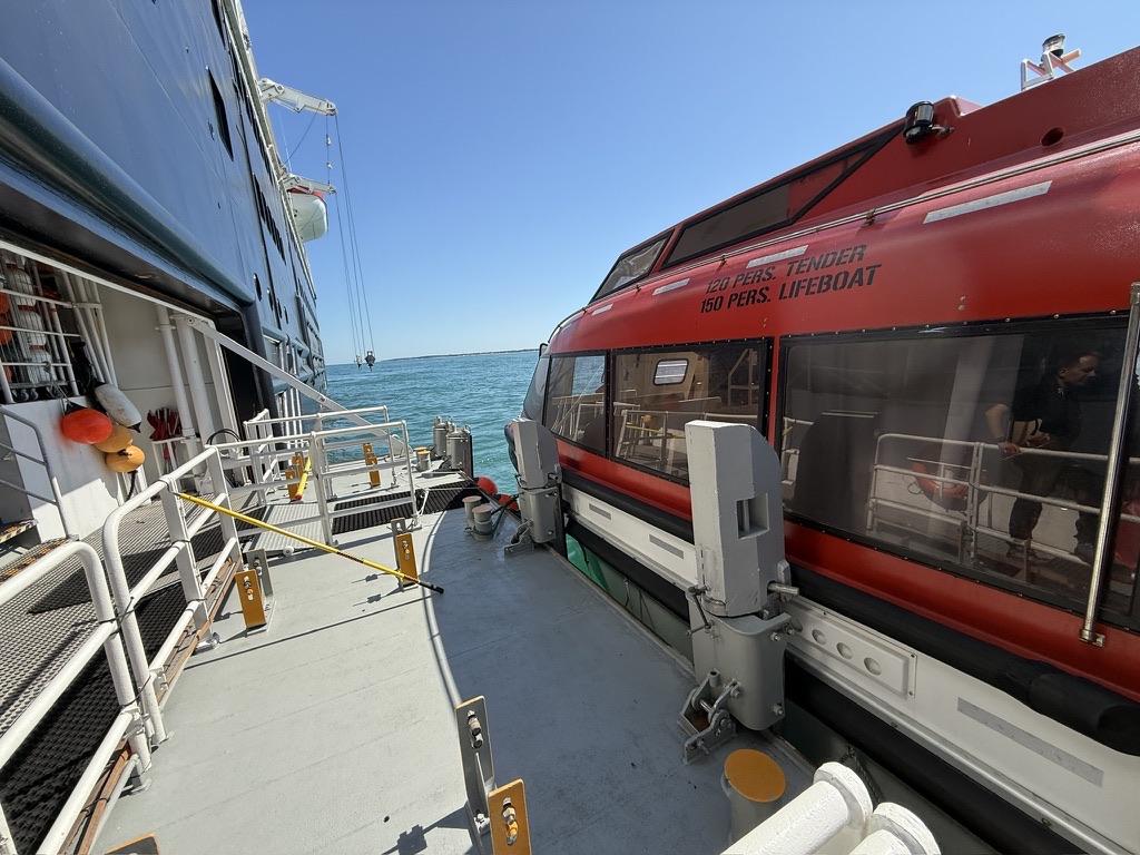 Tenderboot am Kreuzfahrtschiff an der Einstiegsplattform