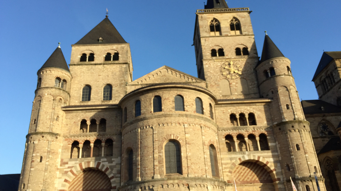 Trierer Dom mit seinen romanischen Türmen im Abendlicht
