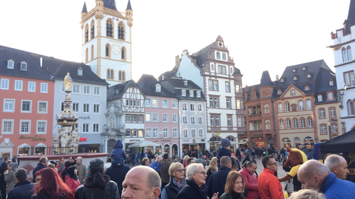 Trierer Hauptmarkt mit Marktbrunnen und dem Turm von St. Gangolf
