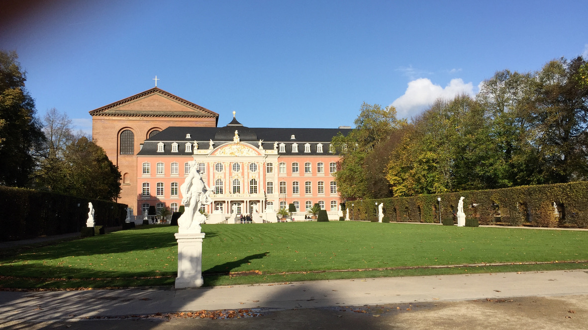 Kurfürstliches Palais und Konstantin-Basilika in Trier bei blauem Himmel