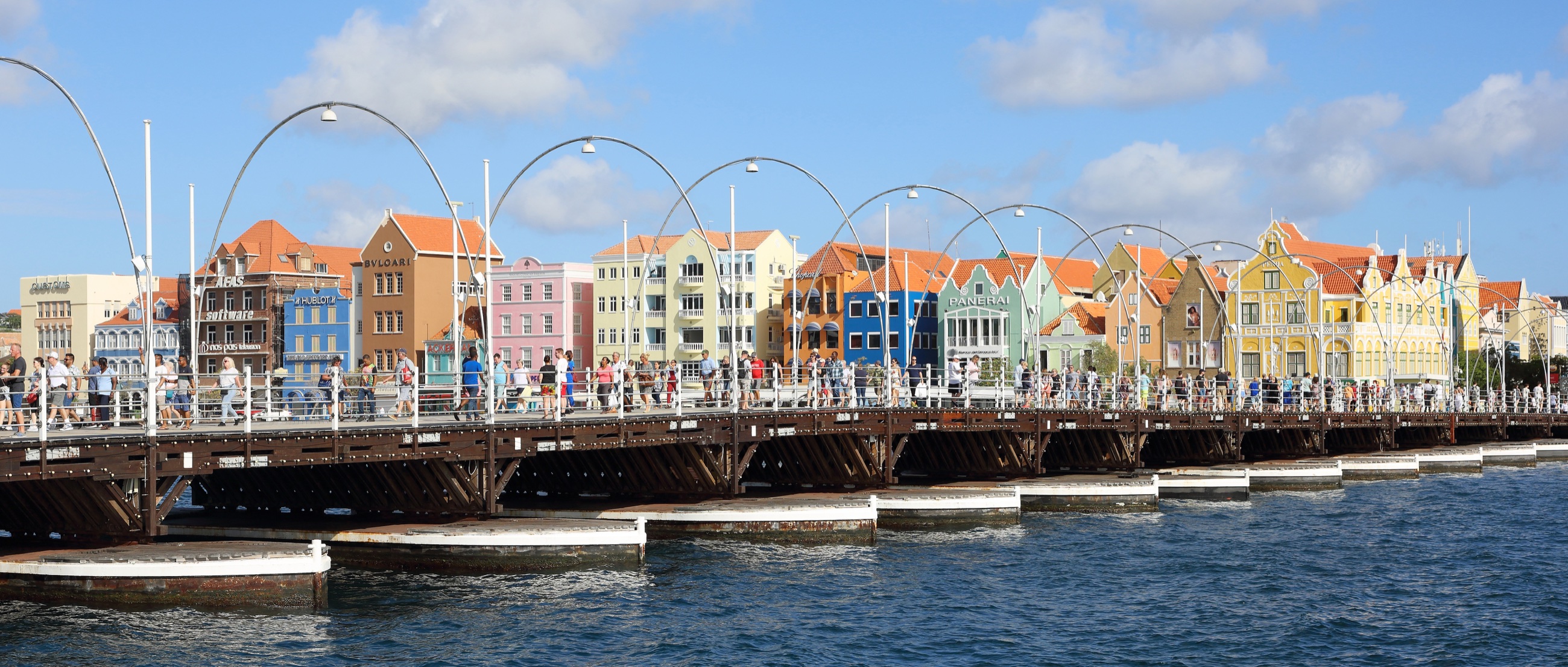 Queen Emma Bridge und farbige Handelskade in Willemstad auf Curaçao