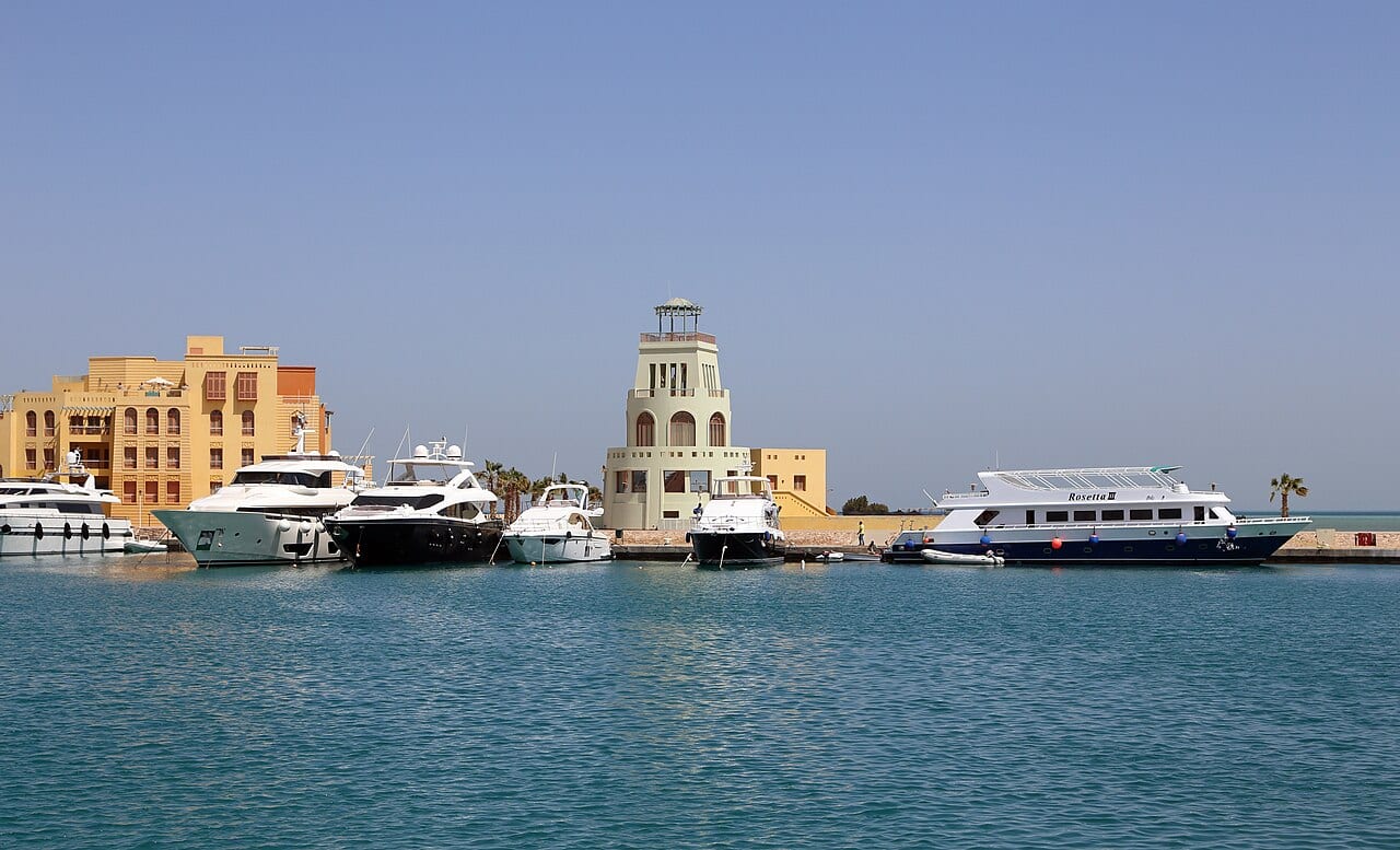 Boote und Häuser an der New Marina in El Gouna