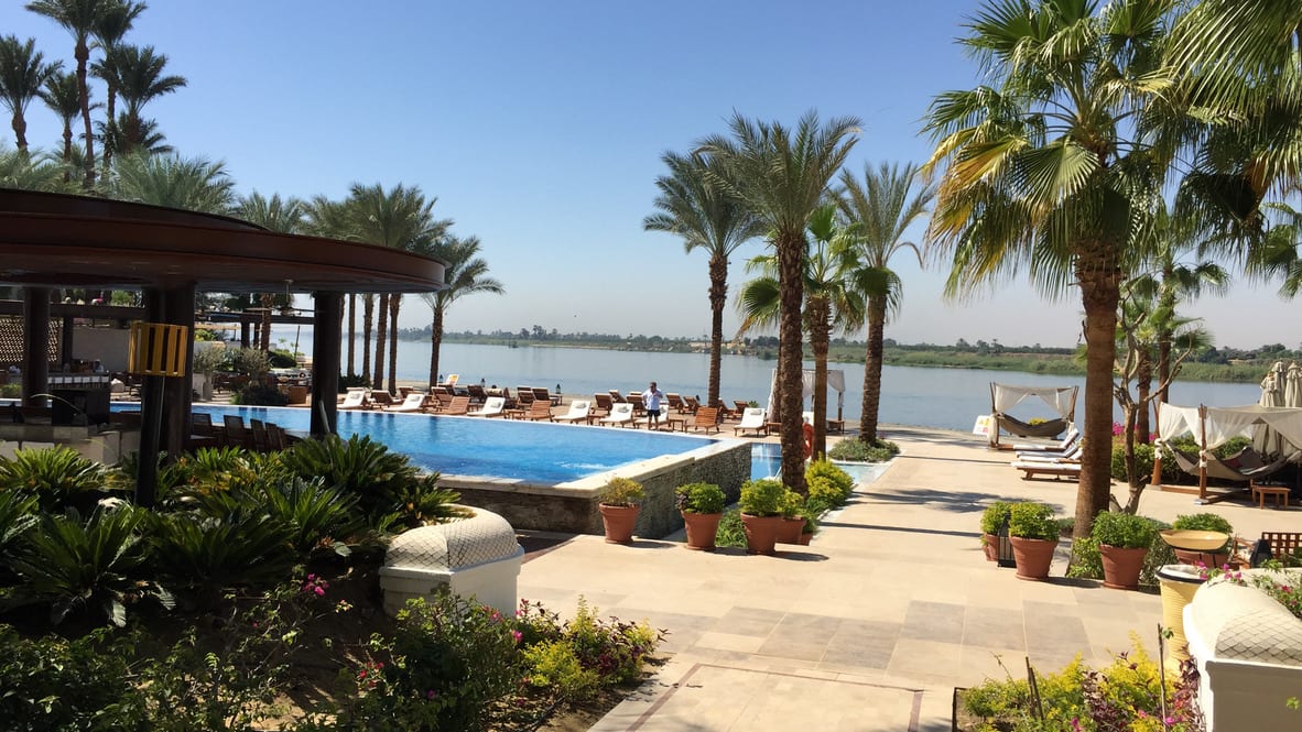 Hotelanlage mit Palmen und Pool in Ägypten