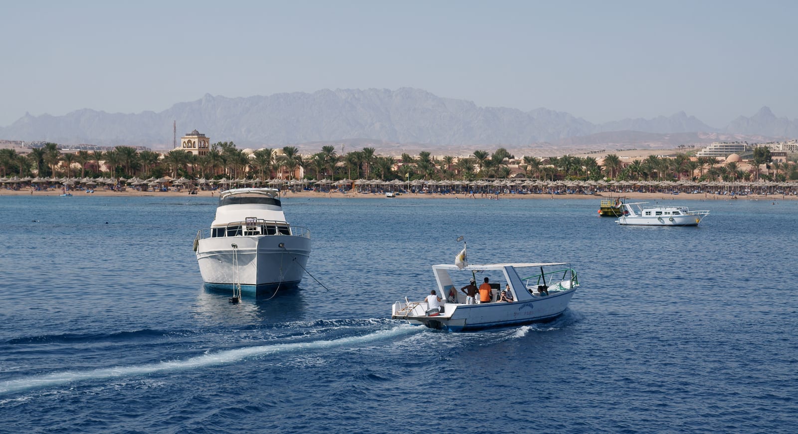 Blick vom Meer auf die Bucht von Makadi Bay