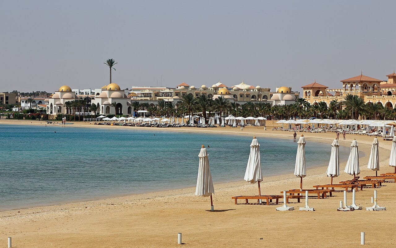Strand und Ferienanlagen an der Bucht von Sahl Hasheesh
